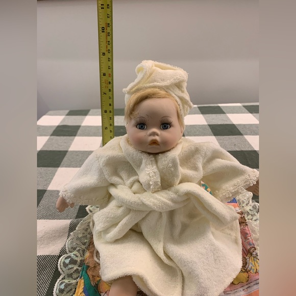 Collectible 1990s porcelain doll with music box - Picture 5 of 6